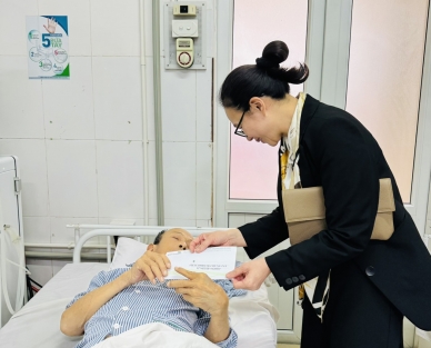 Vietcombank Đông Hải Phòng tặng quà cho người bệnh, nhân viên y tế có hoàn cảnh khó khăn tại Bệnh viện Đa khoa huyện Thuỷ Nguyên 