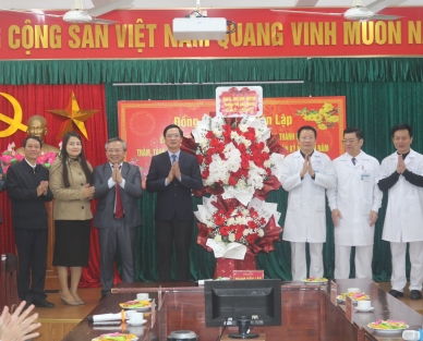 Đồng chí Phạm Văn lập, Chủ tịch HĐND thành phố tới thăm, chúc mừng Bệnh viện Đa khoa Thủy Nguyên nhân Ngày Thầy thuốc Việt Nam 27/02.