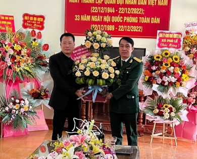 Lãnh đạo Bệnh viện Đa Khoa huyện Thủy Nguyên tặng hoa chúc mừng các đơn vị Quân đội trên địa bàn huyện Thủy Nguyên